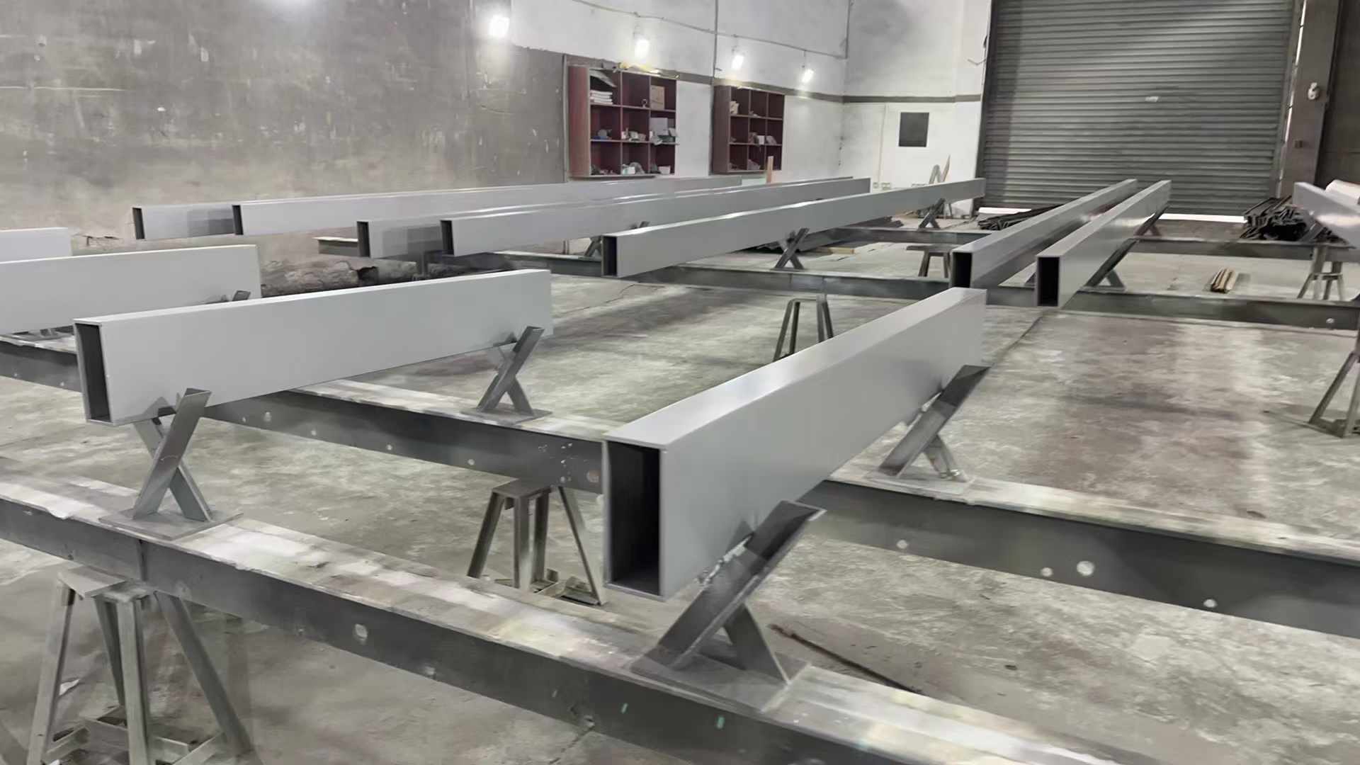 �������Ƹ־��Ƹ���Ŀ��ѯ�Ͳ�